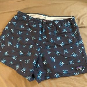 Women’s Patagonia Baggies Size M 5” inseam new with tags